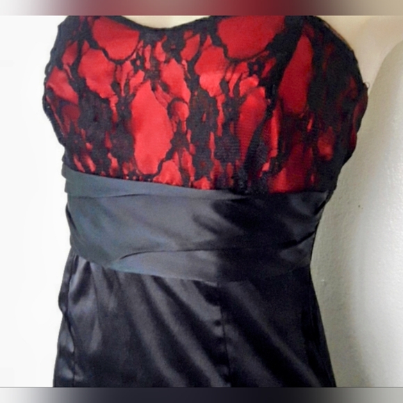 Dresses & Skirts - Beautiful ♥️ red & black 🖤 cocktail dress